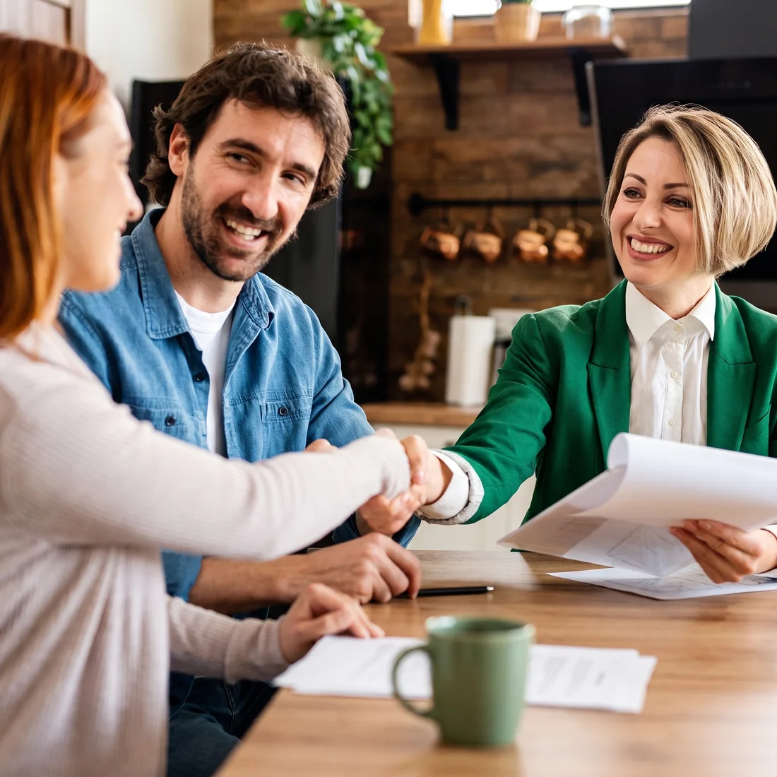 Consultora da AGR atendendo um casal com confiança e proximidade
